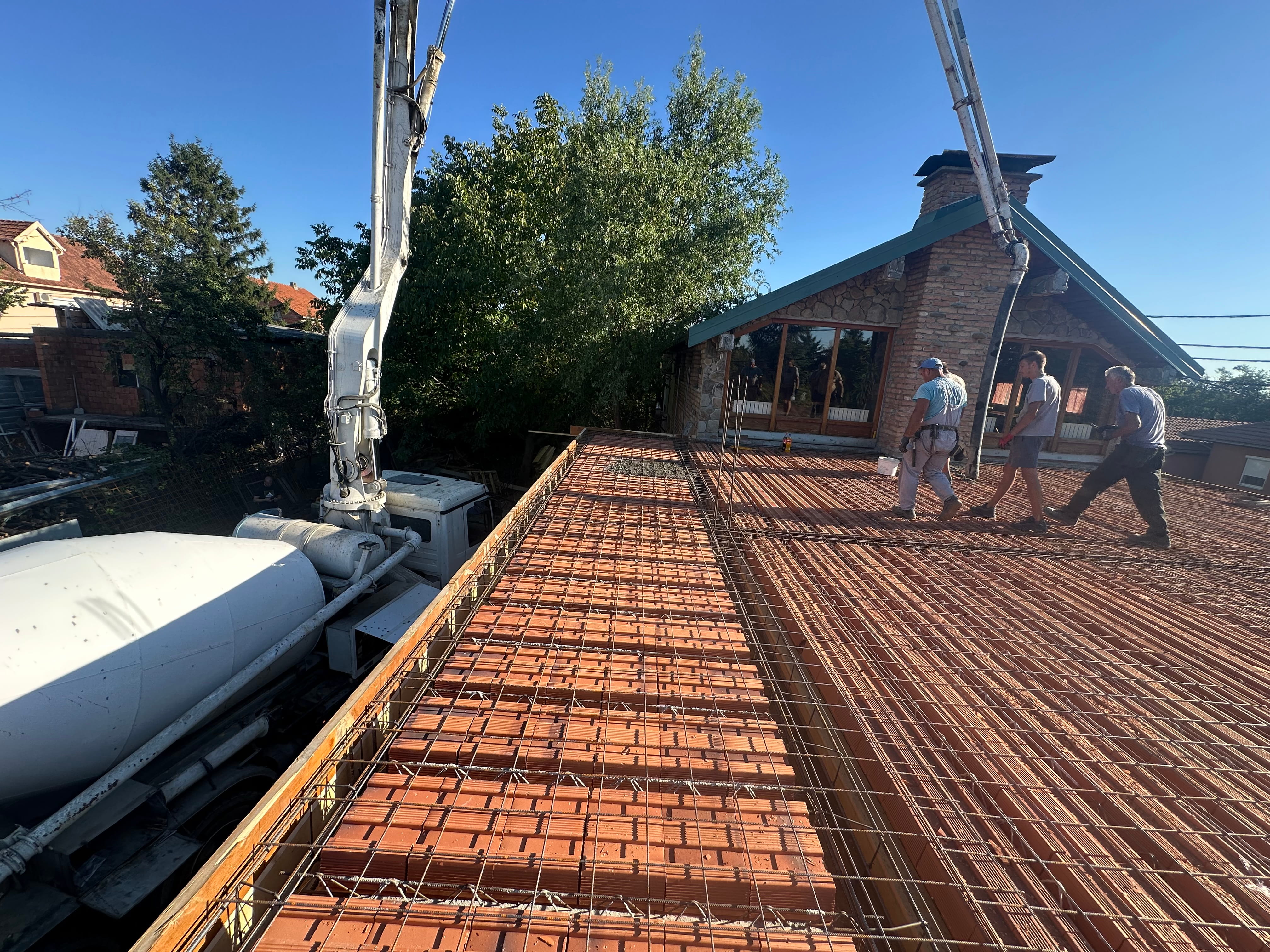 DELTA BETON — mikser-kamion sa beton pumpom